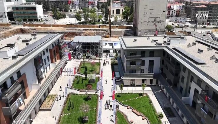 Deprem bölgesinin en küçük hak sahibi! 3 yaşındaki bebek deprem konutuna kavuştu – Son Dakika Haberler CNN Türk | Video