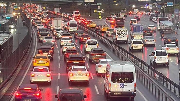 İstanbul’da trafik yoğunluğu yüzde 90’a çıktı – CNN TÜRK En Son Haberler