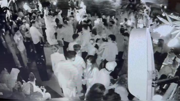 Eğlence mekanında kanlı gece: Kafa attı, boğazını kesti – CNN Türk Sondakika Haberler