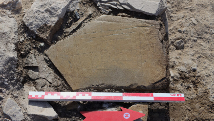 Van'daki Osmanlı kışlasında askerlerin dokuz taş oynadığı belirlendi