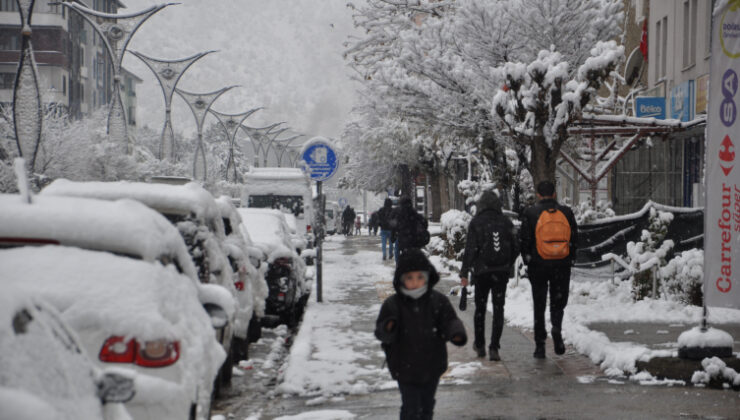 Bitlis’te eğitime kar engeli