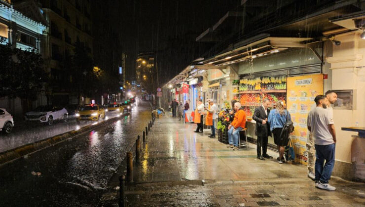 İstanbul'u sağanak vurdu: Rögarlar taştı, araçlar mahsur kaldı