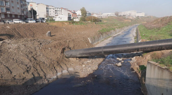 Haramidere’nin rengi kırmızıya döndü: Kötü koku mahalleyi sardı