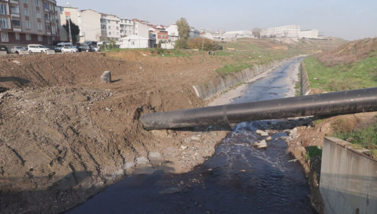 Haramidere’nin rengi kırmızıya döndü: Kötü koku mahalleyi sardı