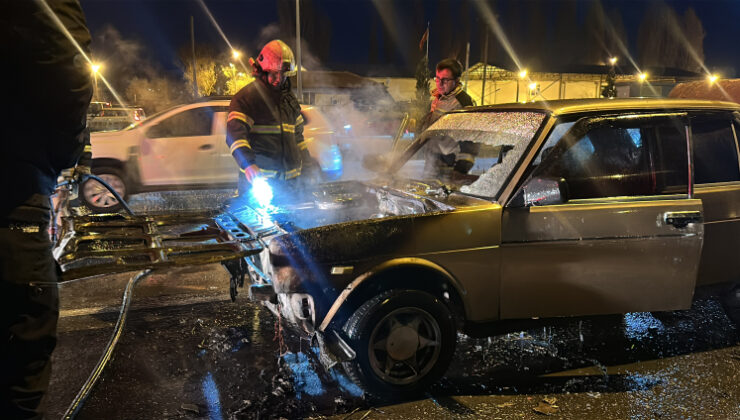 Seyir halindeki araç alev alev yandı