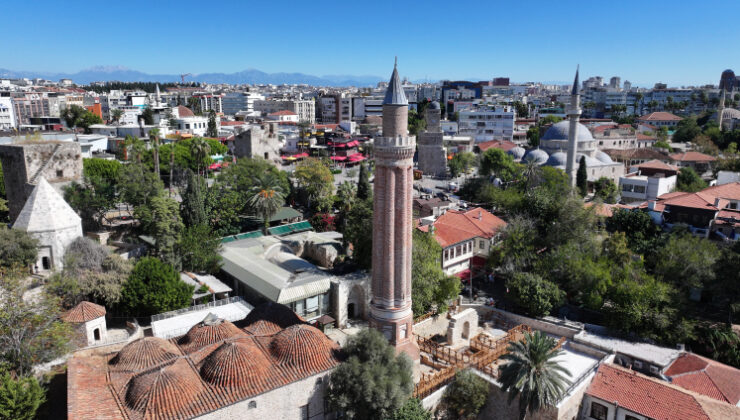 Yivli Minare çevresinde açığa çıkarılan mezarlar koruma altında