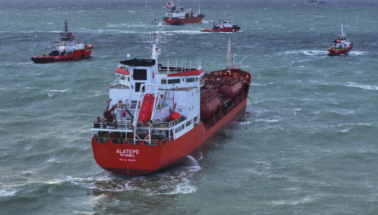 Küçükçekmece açıklarında iki tankerden acil yardım çağrısı