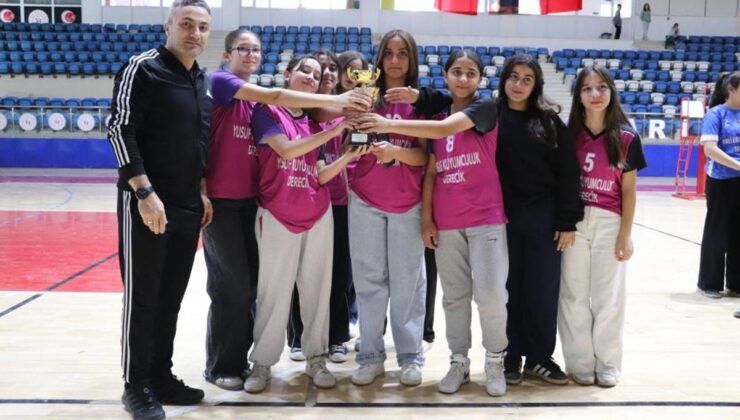 Hakkari’de Yıldız Kızlar Voleybol finali nefes kesti