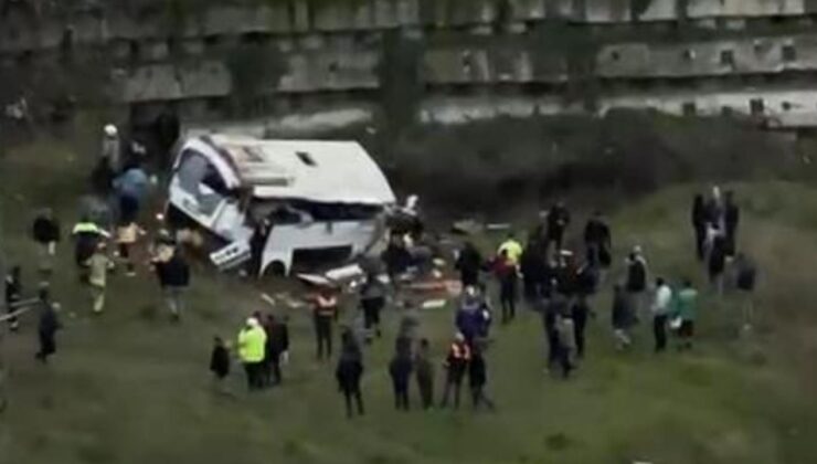 Esenyurt'ta servis midibüsü devrildi