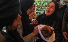 Gazze'deki Sağlık Bakanlığı: Su altında kalan çadırda bir bebek soğuktan öldü
