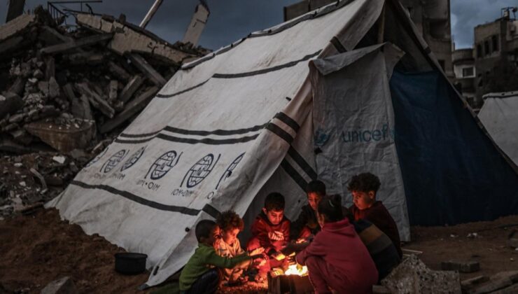 Gazze’de yerinden edilenlerin kaldığı çadırda çıkan yangında Filistinli anne ile çocuğu hayatını kaybetti