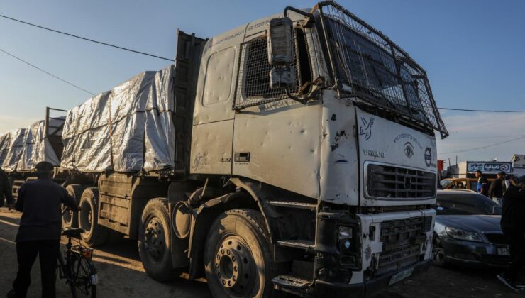 Katil İsrail, ateşkes sonrasında Gazze’ye geçecek 26 bin yardım tırını engelledi