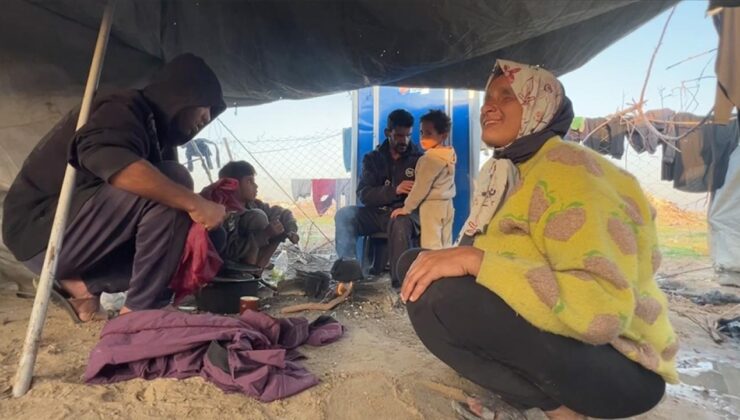 Görme engelli Filistinli anne-baba, derme çatma çadırlarında çocuklarının yardımıyla yaşamaya çalışıyor