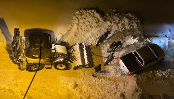 Yüksekova’da kar esareti: Bir metreyi aştı