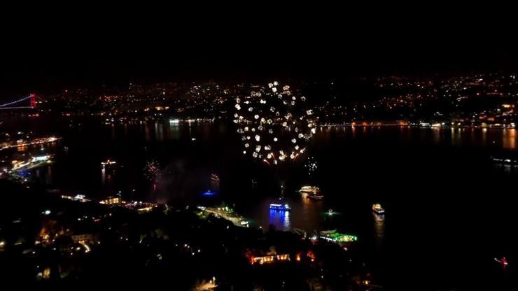 İstanbul’da yeni yıl coşkuyla karşılandı! Taksimde insan seli, Kadıköyde ışık şovu – CNN TÜRK Haberler