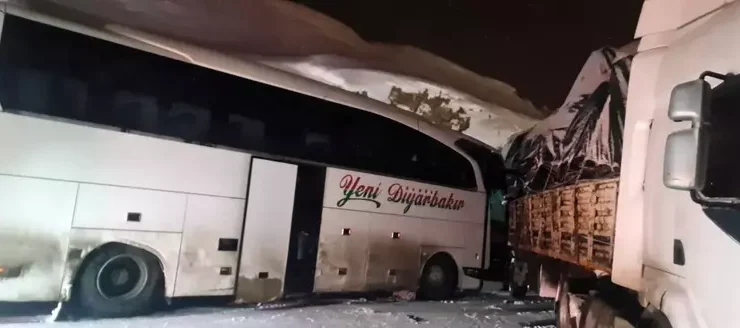 Diyarbakır yolcu otobüsü TIR’a çarptı: Yaralılar var