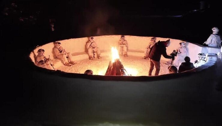 TSK’nın karda eğitimi CNN TÜRK’te! Gecenin ayazına, karanlığına meydan okuyan Türk askeri…