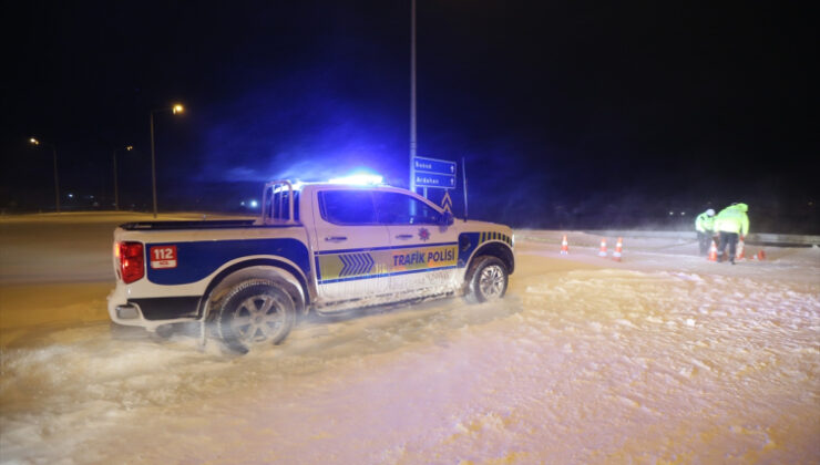 Kars’ta kar ve tipi nedeniyle bazı yollar tüm araç trafiğine kapatıldı