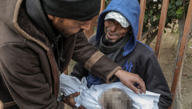 Gazze'de insanlık donuyor: 10 çocuk soğuktan can verdi