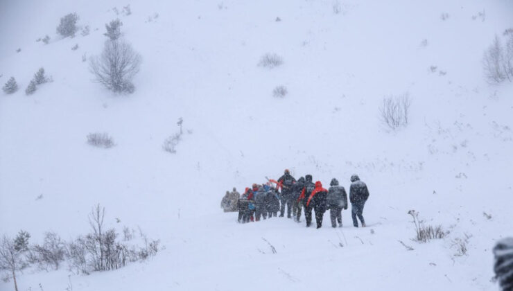 Çığ altında kalan 2 çobandan birinin cenazesine ulaşıldı