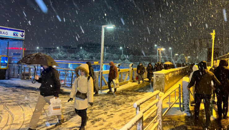 İstanbul’da kar yağışı etkisini artırdı