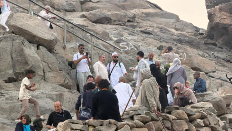 Destici: Bu bayrağa uzanan ellerin kırılacağını herkes bilsin