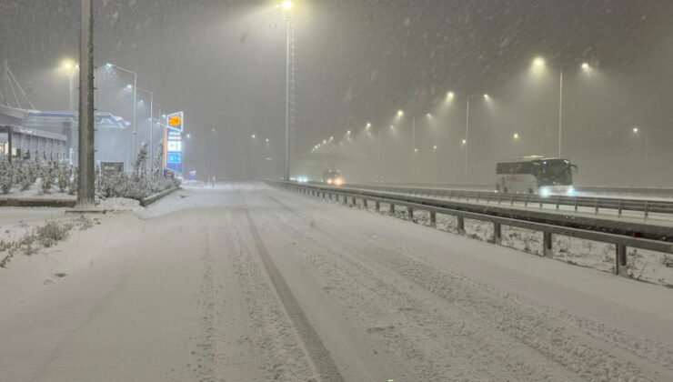 İstanbul'da kar yağışı: Araçlar yolda kaldı