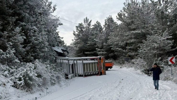 Doğal gaz tüplerinin bulunduğu tır devrildi