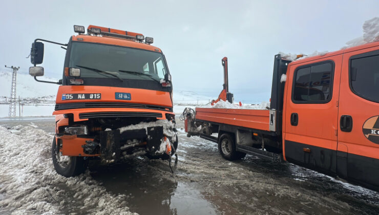 Van’da yolcu otobüsü kar küreme aracına çarptı