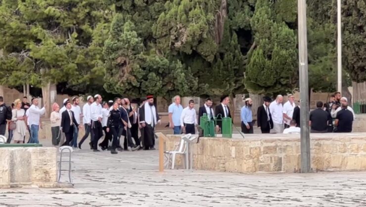 İşgalci İsrailliler, Mescid-i Aksa’ya baskın düzenledi