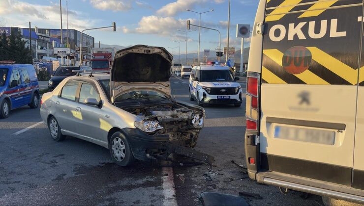 Balıkesir’de öğrenci servisiyle otomobil çarpıştı: 8 yaralı