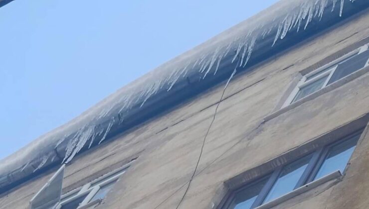 Diyarbakır’da buz sarkıtları tehlike saçıyor