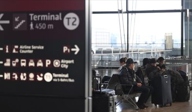 Frankfurt Havalimanı’nda zorlu kış şartları nedeniyle uçuşlarda iptal ve gecikme yaşanıyor
