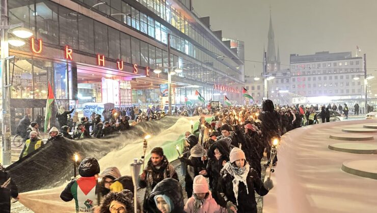 İsveç’te yılbaşı kutlamasını iptal eden yüzlerce kişi Filistin’e destek gösterisi düzenledi