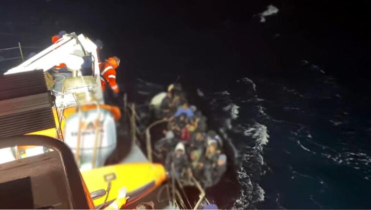 İzmir'de düzensiz göçmenleri taşıyan bot battı