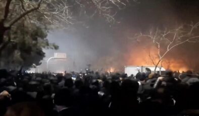 İran devlet televizyonu: Reşt kentindeki gösterilerde 300’den fazla dükkan yandı