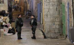 İşgalci İsrail askerleri bir Filistinliyi gözaltına aldı
