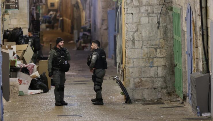 İşgalci İsrail askerleri bir Filistinliyi gözaltına aldı