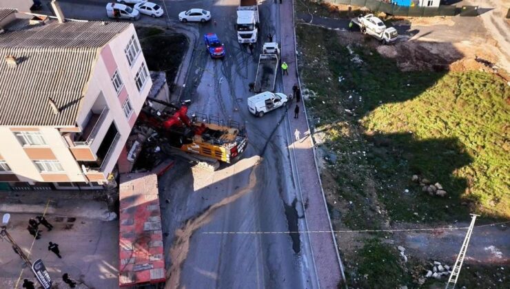 Başakşehir’de tırın çarptığı bina boşaltıldı