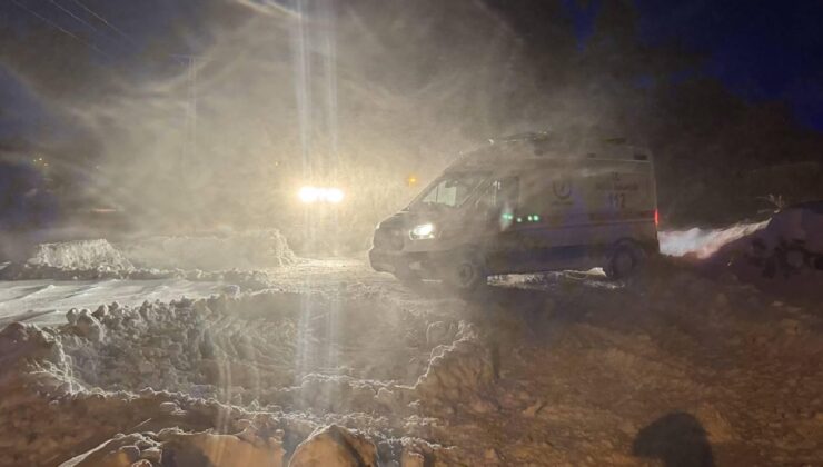 Ağrı’da yolu kardan kapanan köydeki hastaya paletli ambulansla ulaşıldı