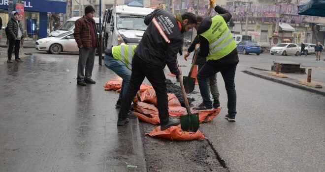 Diyarbakır-Kulp yolundaki çukur ve tümsekler onarıldı