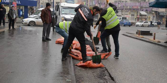 Diyarbakır-Kulp yolundaki çukur ve tümsekler onarıldı