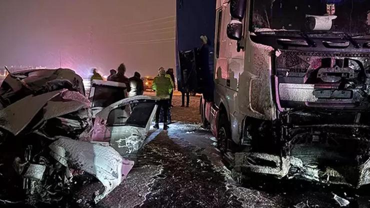 Erzurum’da katliam gibi kaza! 4 kişi hayatını kaybetti – Günün Haberleri CNN Türk