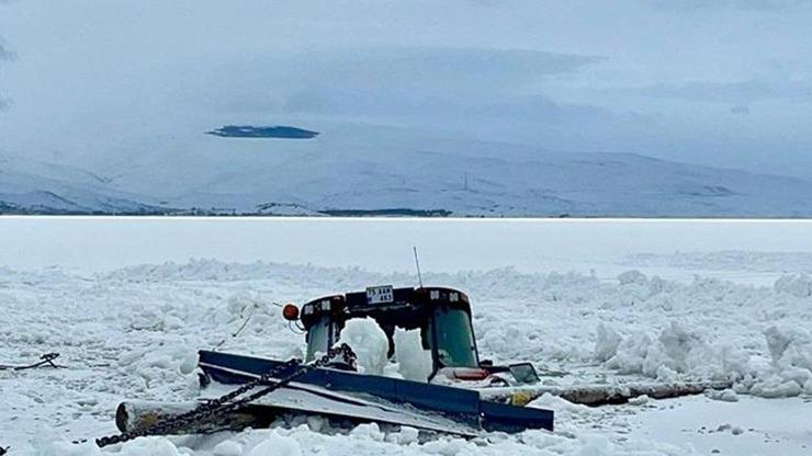 Yüzeyi tamamen buzlarla kaplanmıştı: Çıldır’ın altından traktör çıktı! – CNN Türk Güncel Haberler