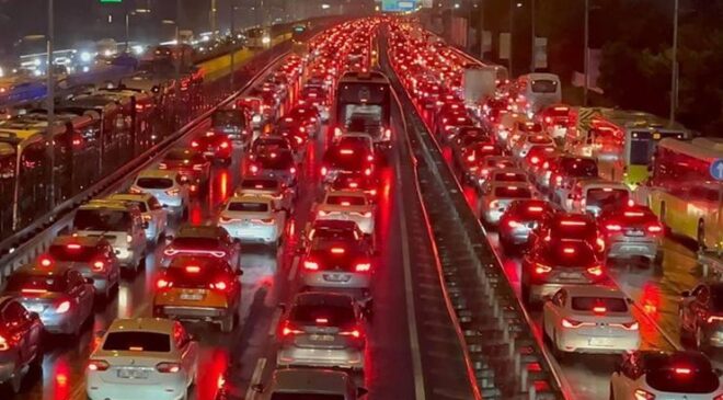 SON DAKİKA HABERİ: İstanbul’da trafik yoğunluğu yüzde 89’a çıktı – Son Dakika Haberleri CNN Türk