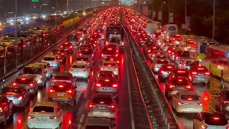 SON DAKİKA HABERİ: İstanbul’da trafik yoğunluğu yüzde 89’a çıktı – Son Dakika Haberleri CNN Türk