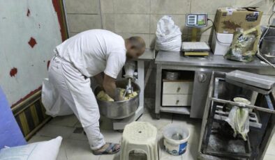 Sakarya’da mide bulandıran görüntüler: Hamuru ayaklarıyla çiğnedi – CNN TÜRK Haberler | Video