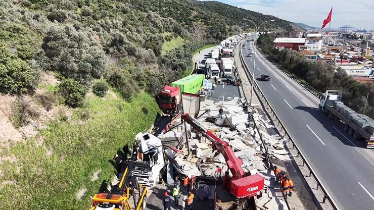 Son dakika haberi: TEM’de lastiği patlayan TIR’a çarpan TIR devrildi: İstanbul yönü ulaşıma tekrar açıldı – CNN TÜRK Haberler
