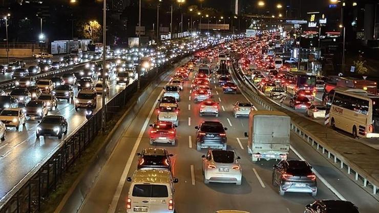 İstanbul’da iftar öncesi trafik yoğunluğu yüzde 83’e yükseldi – CNN TÜRK Son Haberler