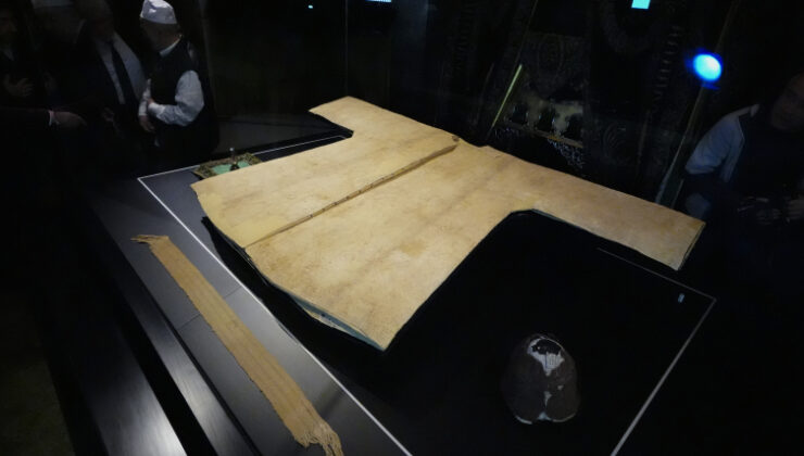 Hırkai Şerif İstanbul'da ziyarete açıldı